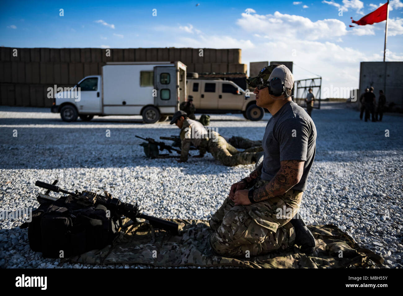 Ein US Air Force Pararescueman, die 83Rd Expeditionary Rescue Squadron, Flughafen Bagram, Afghanistan zugewiesen, führt Gewehr Ausbildung März 28, 2018. Waffen Vertrautheit und Kompetenz ist entscheidend für die Fähigkeit, die pararescueman Suche und Rettung Mission durchzuführen. Stockfoto