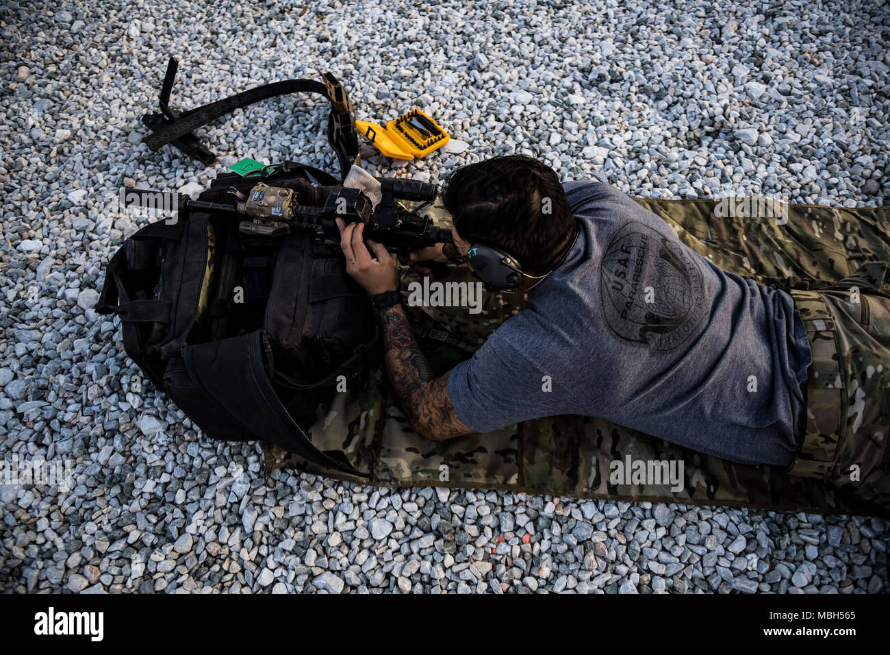 Ein US Air Force Pararescueman, die 83Rd Expeditionary Rescue Squadron, Flughafen Bagram, Afghanistan zugewiesen, führt Gewehr Ausbildung März 28, 2018. Waffen Vertrautheit und Kompetenz ist entscheidend für die Fähigkeit, die pararescueman Suche und Rettung Mission durchzuführen. Stockfoto