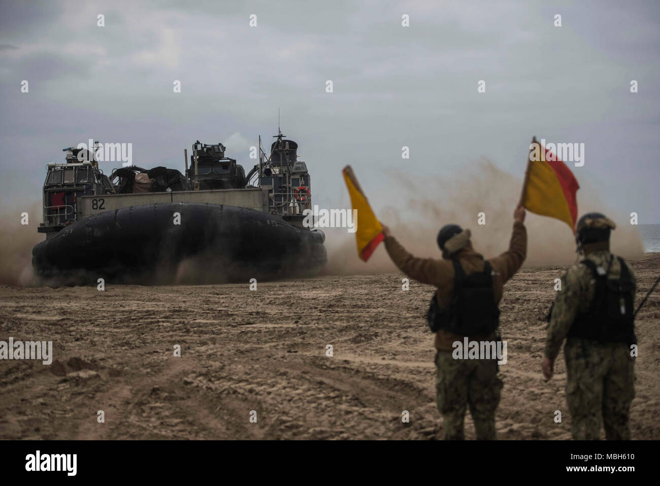 CAMP Pendleton, Calif (2. April 2018) Konstruktionsmechaniker 3. Klasse Ethan Swanberg, ein Eingeborener von LeMars, Iowa, Links, und der bootsmann Mate 1. Klasse Francis Moesch, ein Eingeborener von Buffalo, N.Y., zum Strand Master Unit 1, Guide eine Landing Craft air cushion (LCAC) zum Ufer nach der Abfahrt von der San Antonio-Klasse amphibious Transport dock USS Anchorage LPD (23), während eine amphibische Squadron und 13 Marine Expeditionary Unit (MEU) Integration (PMINT) Übung zugewiesen. PMINT ist ein Training Entwicklung zwischen Essex Amphibious Ready Gruppe und 13 MEU, Matrosen und Marines als cohesiv zu trainieren Stockfoto