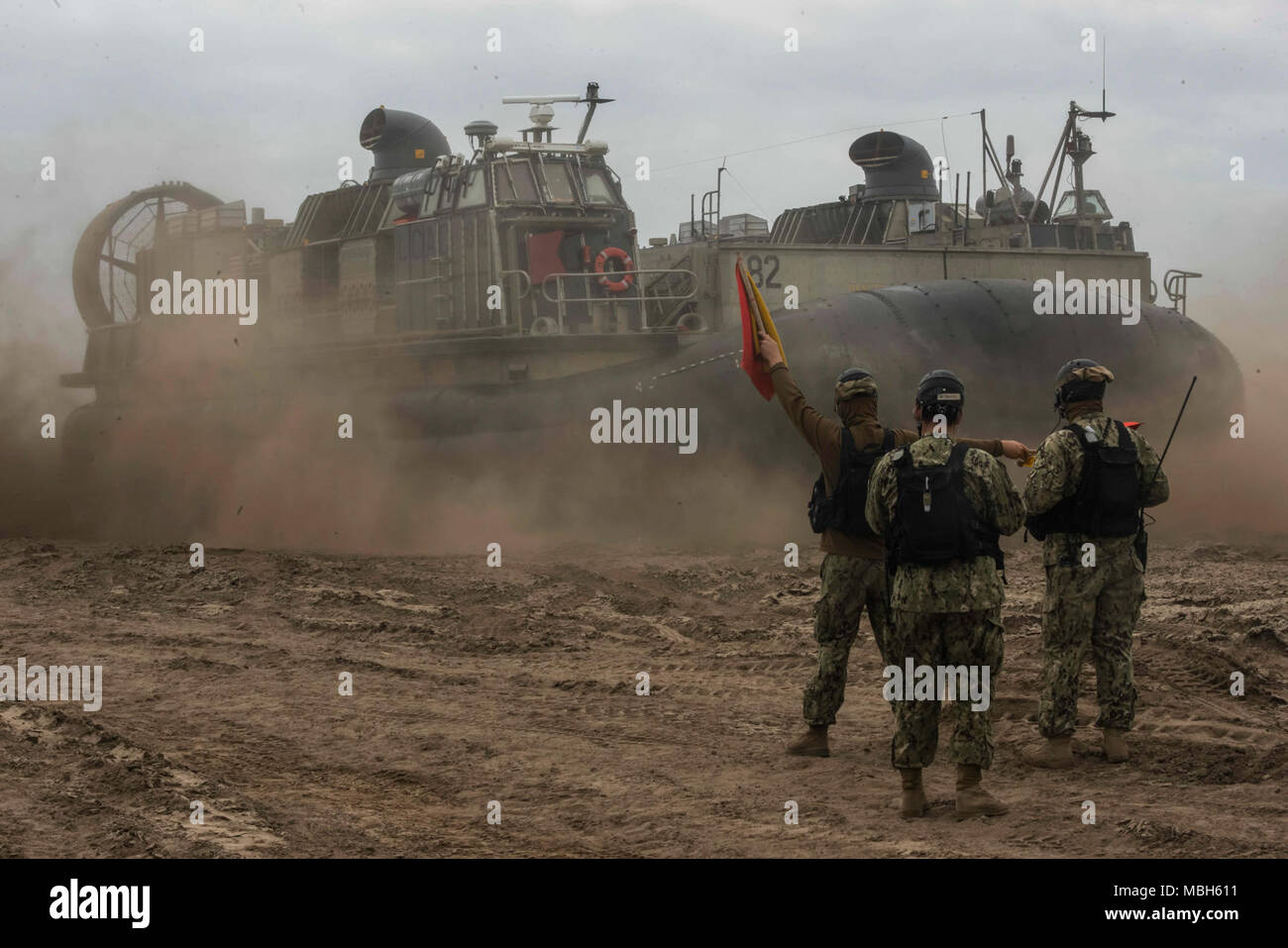 CAMP Pendleton, Calif (2. April 2018) Matrosen zu Beach Master Unit 1, Guide eine Landing Craft air cushion (LCAC) in Vorbereitung San Antonio-Klasse amphibious Transport dock USS Anchorage LPD (23), während eine amphibische Squadron und 13 Marine Expeditionary Unit (MEU) Integration (PMINT) Übung begeben zugeordnet. PMINT ist ein Training Entwicklung zwischen Essex Amphibious Ready Gruppe und 13 MEU, Matrosen und Marines als zusammengehörige Einheit in der Vorbereitung für die bevorstehende Bereitstellung zu trainieren. Stockfoto