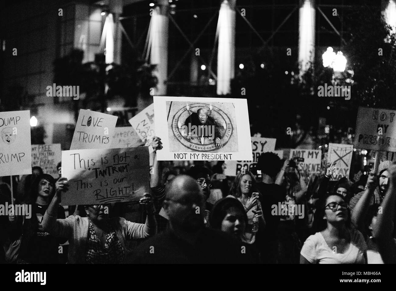 Anti-Trump friedlichen Protest in der Innenstadt von Orlando (2016). Stockfoto