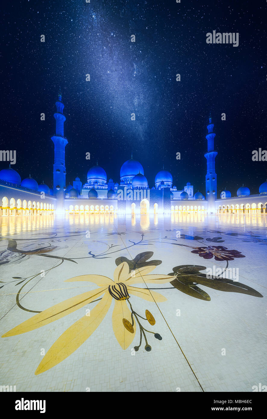 Sheikh Zayed Grand Moschee in der Abenddämmerung, Abu Dhabi, Vereinigte Arabische Emirate Stockfoto