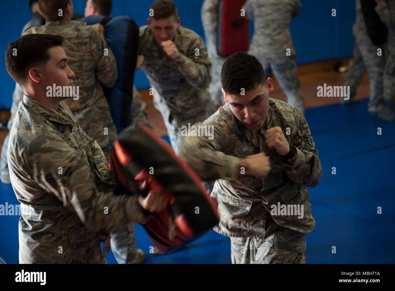 Us Air Force Airman 1st Class Oscar Fonseca, 18 Sicherheitskräfte Squadron Response Force Mitglied, Streiks eine Tasche während combatives training April 4, 2018, bei Kadena Air Base, Japan. Mitglieder körperlich belastbar durch Auffrischungskurse in kämpferisch-Techniken. Stockfoto