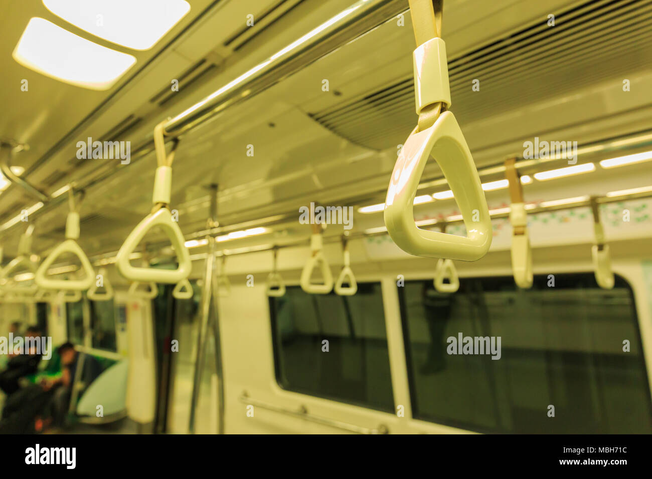 In der Nähe der U-Bahn Reisebus Griffe, Griffe für stehende Fahrgäste innerhalb des MRT Stockfoto