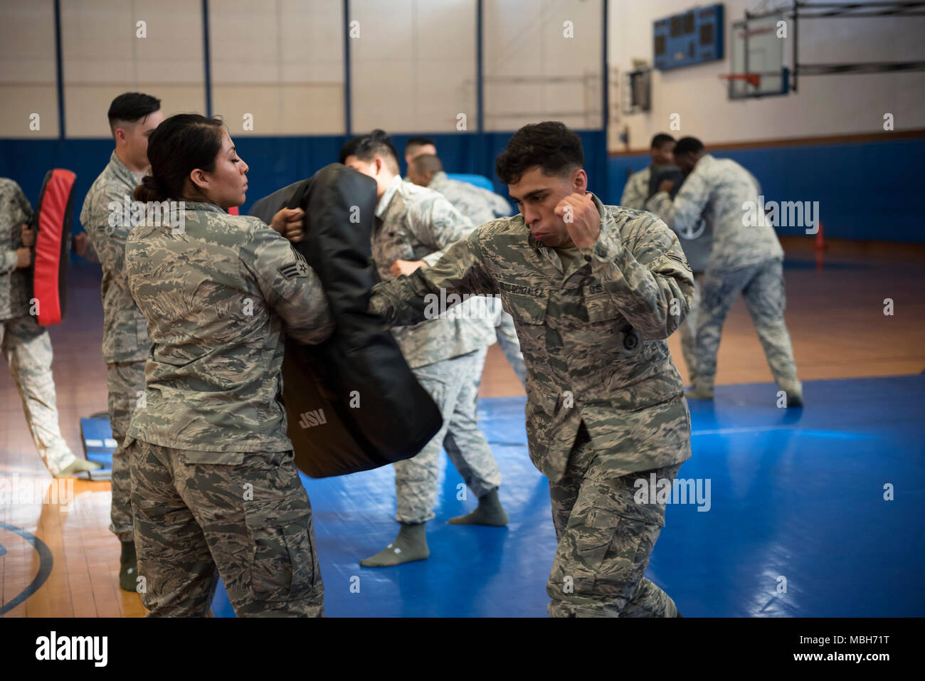 Us Air Force Piloten aus dem 18 Sicherheitskräfte Squadron in combatives training April 4, 2018 teilnehmen, bei Kadena Air Base, Japan. Sicherheitskräfte Flieger müssen jedes Jahr mindestens 40 Stunden kämpferische Ausbildung erhalten, um aktuelle auf die körperlichen Anforderungen in Ihrem Berufsfeld zu bleiben. Stockfoto