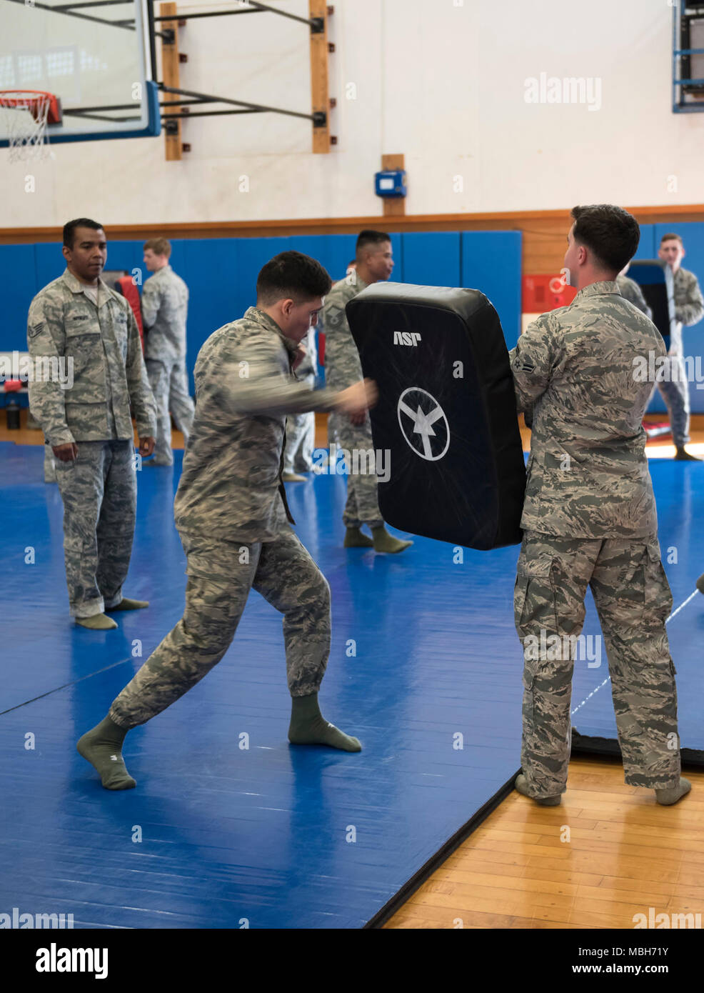 Us Air Force Airman 1st Class Oscar Fonseca, 18 Sicherheitskräfte Squadron Response Force Mitglied, Streiks eine Tasche während combatives training April 4, 2018, bei Kadena Air Base, Japan. Flieger aus dem 18 SFS Praxis kämpferisch Techniken, Vertrauen in die eigenen körperlichen Fähigkeiten zu erhalten. Stockfoto