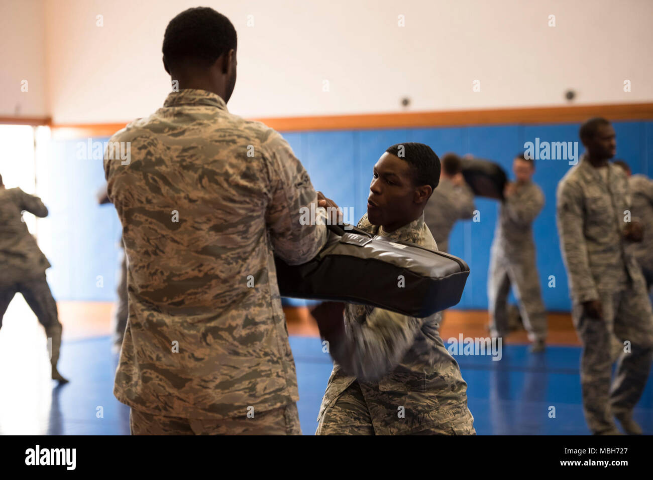 Us Air Force Piloten aus dem 18 Sicherheitskräfte Squadron in combatives training April 4, 2018 teilnehmen, bei Kadena Air Base, Japan. Sicherheitskräfte Flieger müssen jedes Jahr mindestens 40 Stunden kämpferische Ausbildung erhalten, um aktuelle auf die körperlichen Anforderungen in Ihrem Berufsfeld zu bleiben. Stockfoto