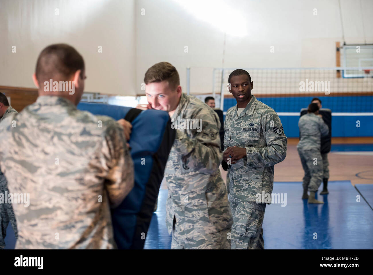 Us Air Force Staff Sgt. Lionel Rhone, 18 Sicherheitskräfte Squadron Assistant Instructor, überwacht ein combatives Training April 4, 2018, bei Kadena Air Base, Japan. Flieger aus dem 18 SFS Praxis kämpferisch Techniken, Vertrauen in die eigenen körperlichen Fähigkeiten zu erhalten. Stockfoto