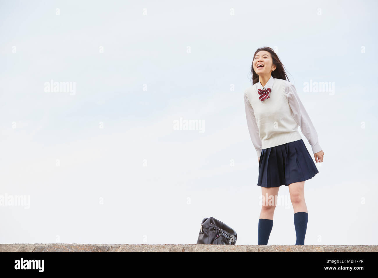 Süße japanische High School Student in einem Stadtpark Stockfoto