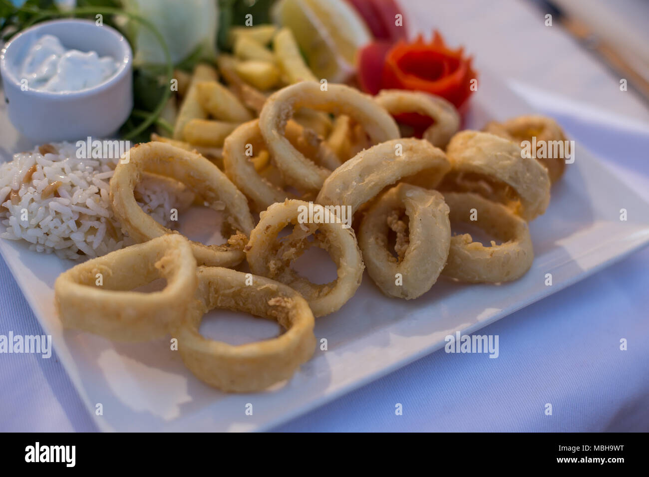 Knusprige Calamari mit Reis auf weiße Platte. Stockfoto