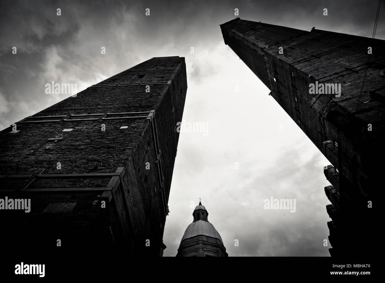 Bologna zwei Türme in Schwarz und Weiß Stockfoto