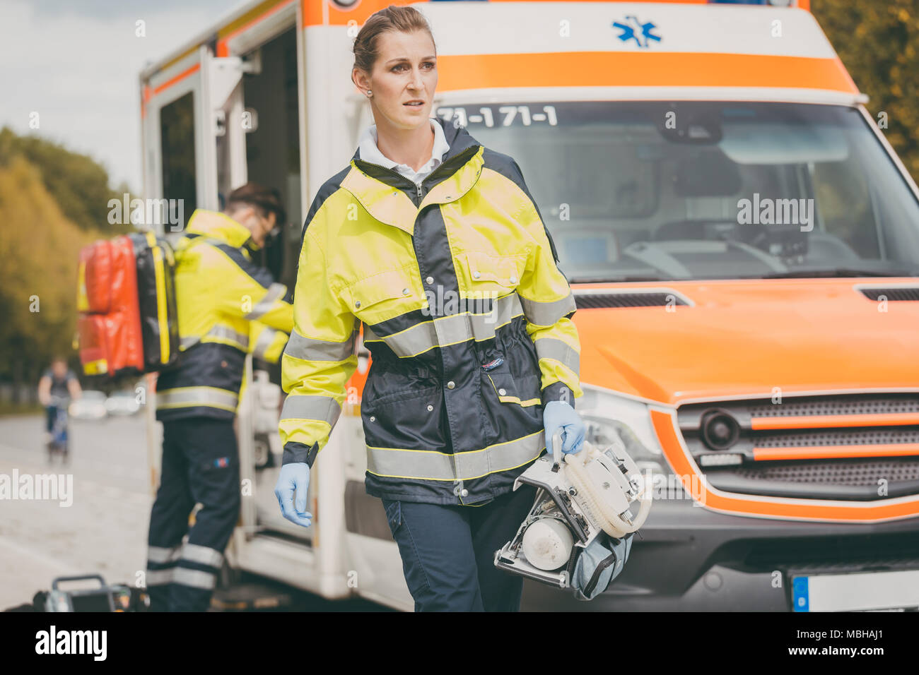 Rettungssanitäter Krankenschwester und Notarzt im Rettungswagen Stockfoto