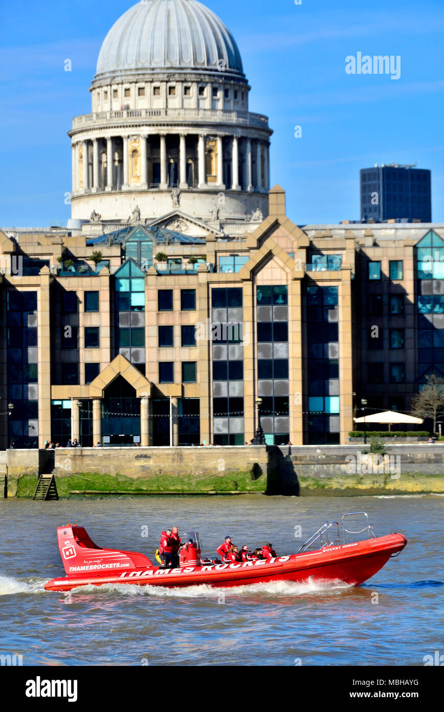 London, England, UK. Thames Raketen Speedboot Tour auf die Themse, die St. Paul's Cathedral Stockfoto