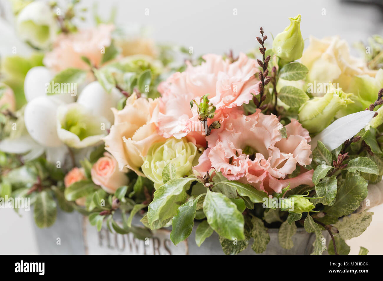 - Nahaufnahme, Wallpaper Frühling Stimmung. schönen Luxus Blumenstrauß aus gemischten Blumen in der Frau Hand. Die Arbeit der Florist in einem Blumenladen. Horizontale Foto Stockfoto