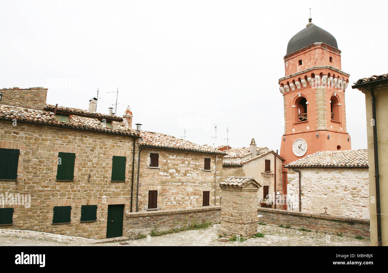 Glockenturm und Häuser aus Stein, Frontone, Italien Stockfoto