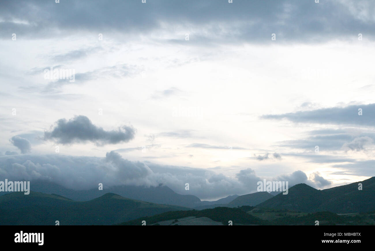 Bewölkter Himmel bedeckt Berge Landschaft, Italien Stockfoto