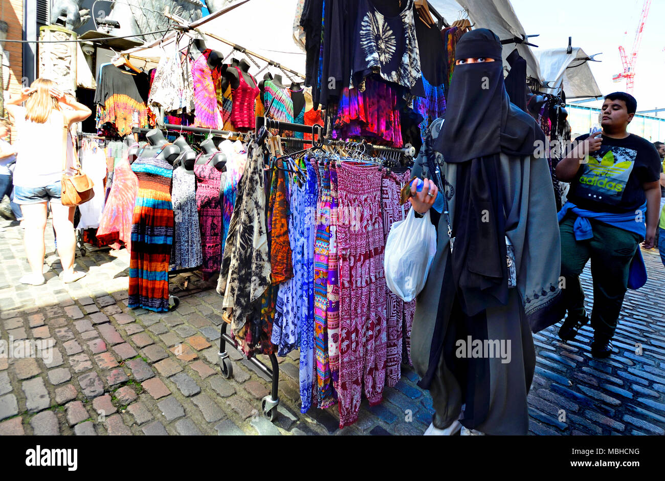 London, England, UK. Camden Market: muslimische Frau in Niqab shopping Stockfoto