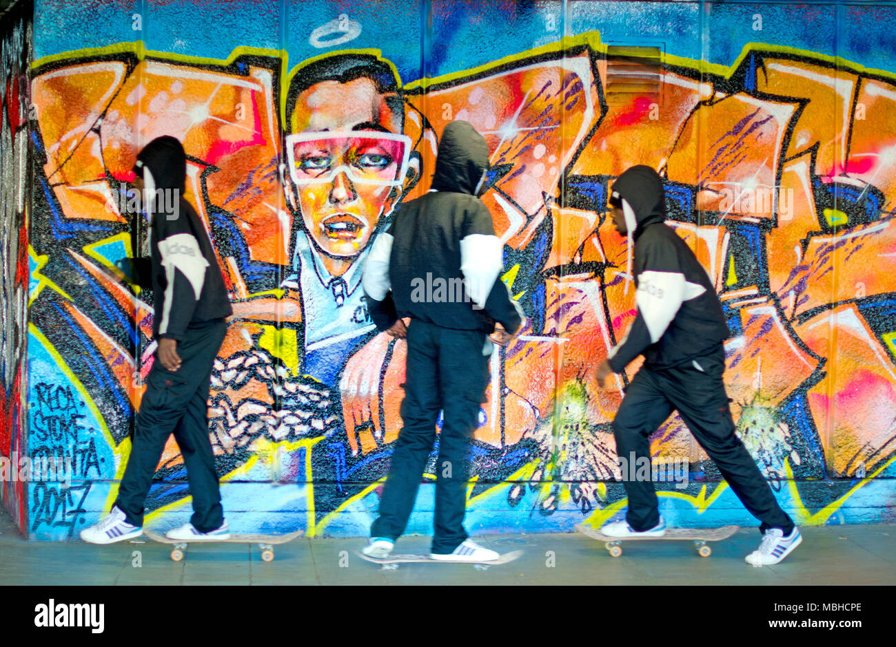 London, England, UK. Die UNDERCROFT - populäre skateboarding Veranstaltungsort auf der South Bank. Digitale Montage des gleichen Skateboarder Stockfoto