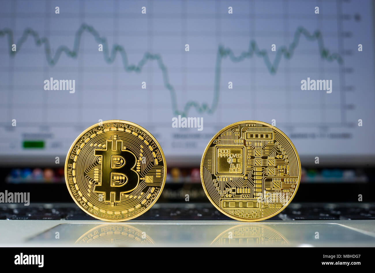 Bitcoin auf einem Laptop mit Preis trend graffic auf dem Hintergrund Stockfoto