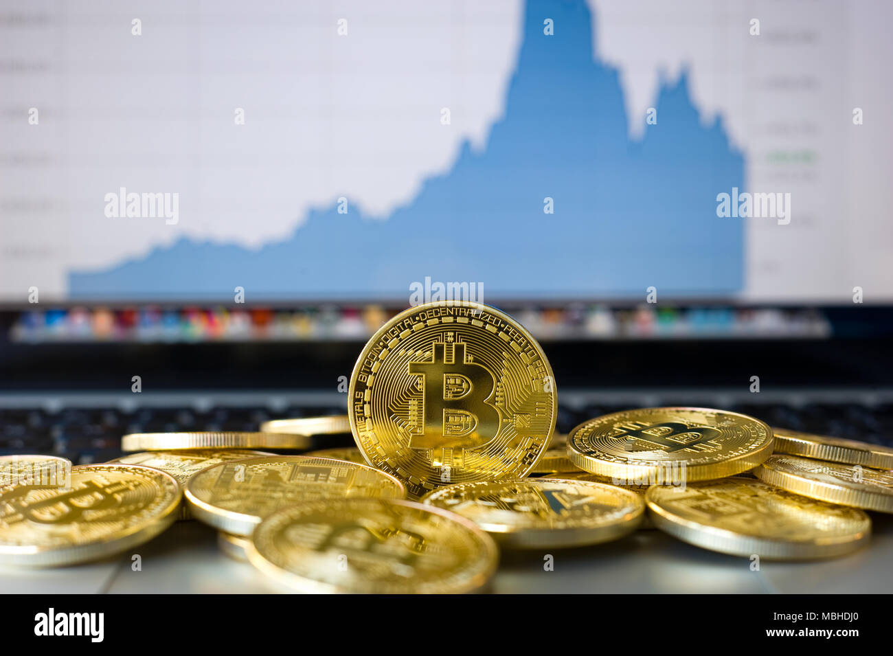 Bitcoin auf einem Laptop mit Preis trend graffic auf dem Hintergrund Stockfoto