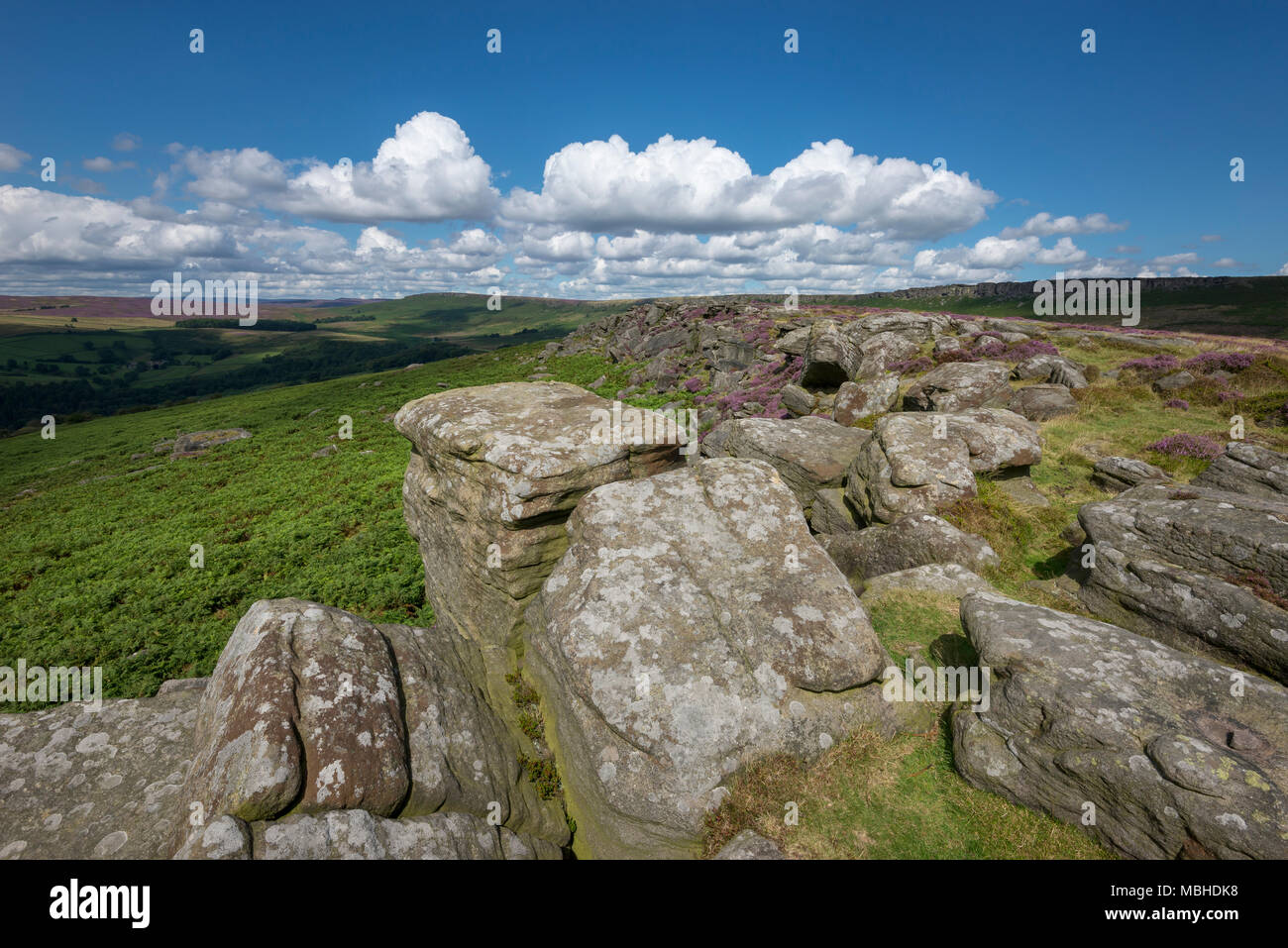 Tag Sommer am Carhead Felsen in der Nähe von Hathersage im Peak District National Park, Derbyshire, England. Stockfoto