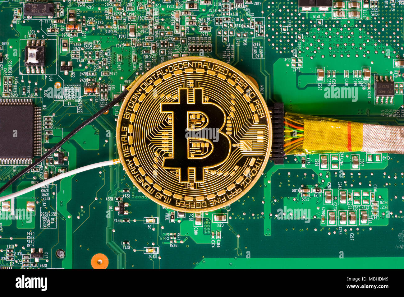 Kabelgebundene bitcoin liegen auf elektronische Hauptplatine eines Laptop Stockfoto