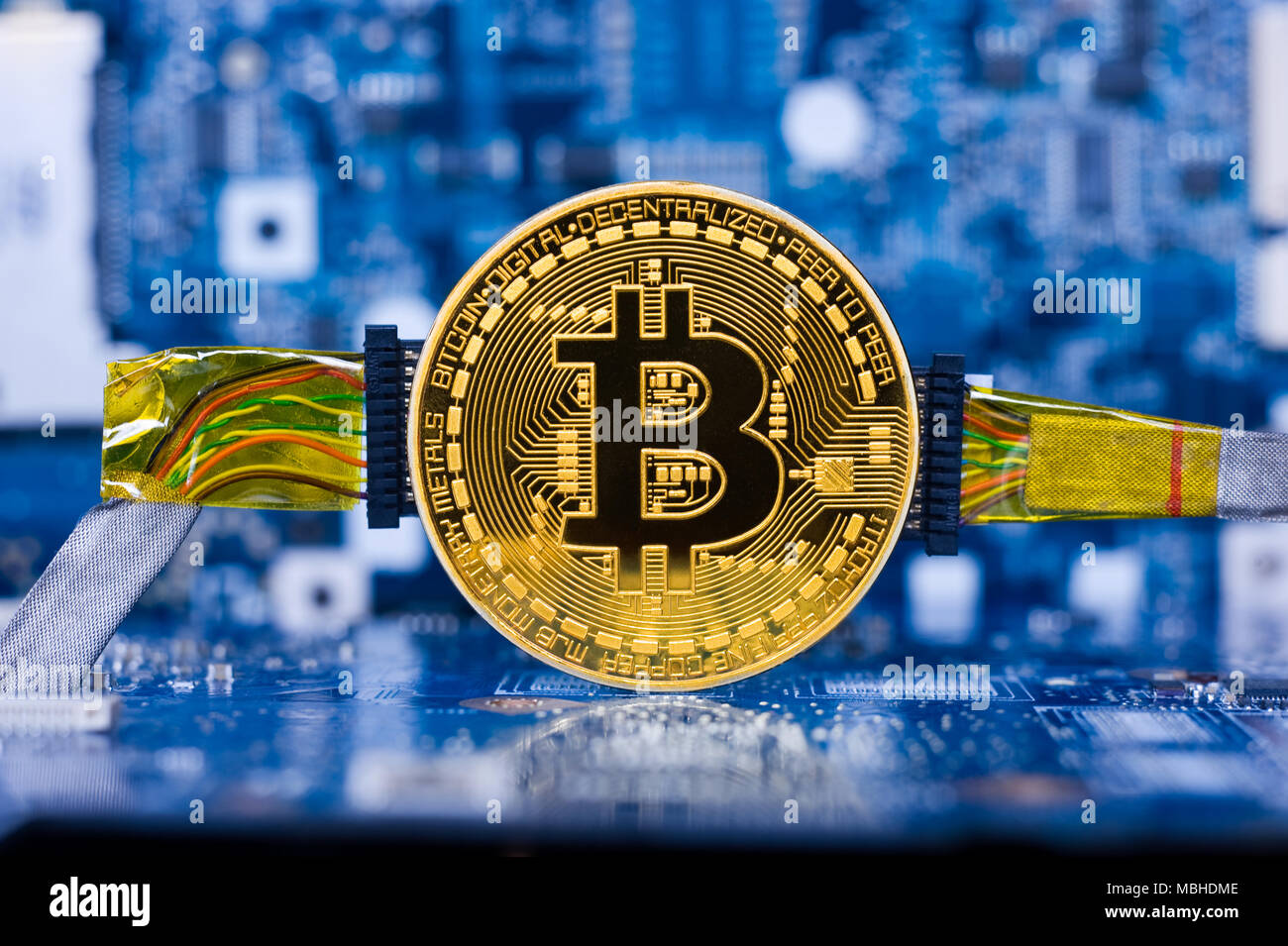 Kabelgebundene bitcoin stehend auf dem elektronischen Hauptplatine eines Laptop Stockfoto