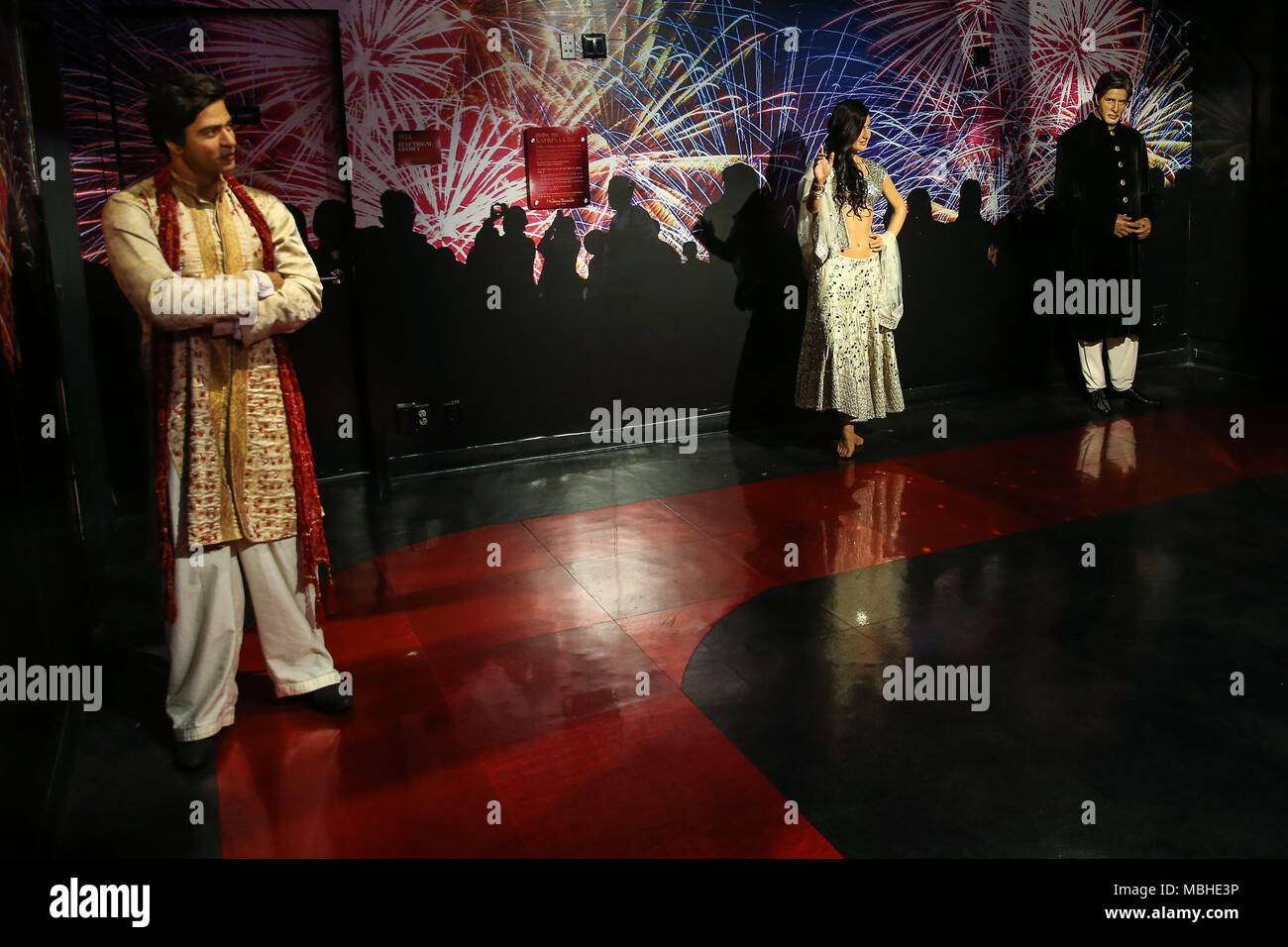 (L/R) Wachs Statuen von Schauspieler Shah Rukh Khan, Katrina Kaif und Amitabh BachchaBollywood Erfahrung, ein Platz zum indischen Kino bei Madame Tussauds New York in den Usa am Dienstag, 10. Die Besucher werden mit Figuren aus einige der Kultigsten Sterne in Indien, einschließlich Shah Rukh Khan, Ashwarya Rai, Amitabh Bachchan, Kareena Kappor, hrithik roshan und Salman Khan, Katrina Kaif und Madhuri Dixit zu Gesicht kommen. Feiern alle Dinge, Bollywood, lebendige Kunst, Installationen, Projektionen und Musik wird die Erfahrungen zum Leben zu erwecken. (Foto: WILLIAM VOLCOV/BRASILIEN FOTO DRÜCKEN) Stockfoto