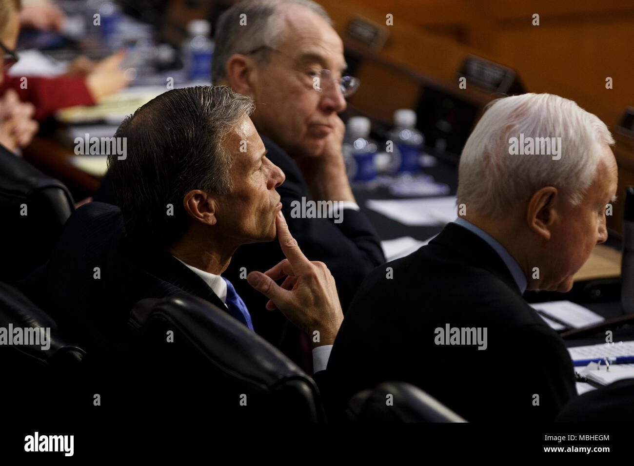 Washington, USA. 10 Apr, 2018. United States Senator John Thune, Republikaner von North Dakota als Facebook CEO Mark Zuckerberg bezeugt vor den Senat der Vereinigten Staaten auf dem Capitol Hill in Washington, DC am 10. April 2018. Credit: Foto Access/Alamy leben Nachrichten Stockfoto