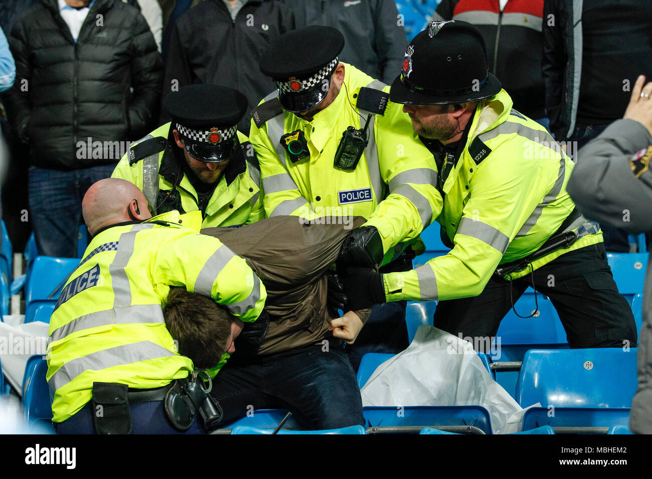 Polizei fasst einen Ventilator während der UEFA Champions League Viertelfinale Rückspiel zwischen Manchester City und Liverpool an der Etihad Stadium im April in Manchester, England 10 2018. (Foto von Daniel Chesterton/phcimages.com) Stockfoto