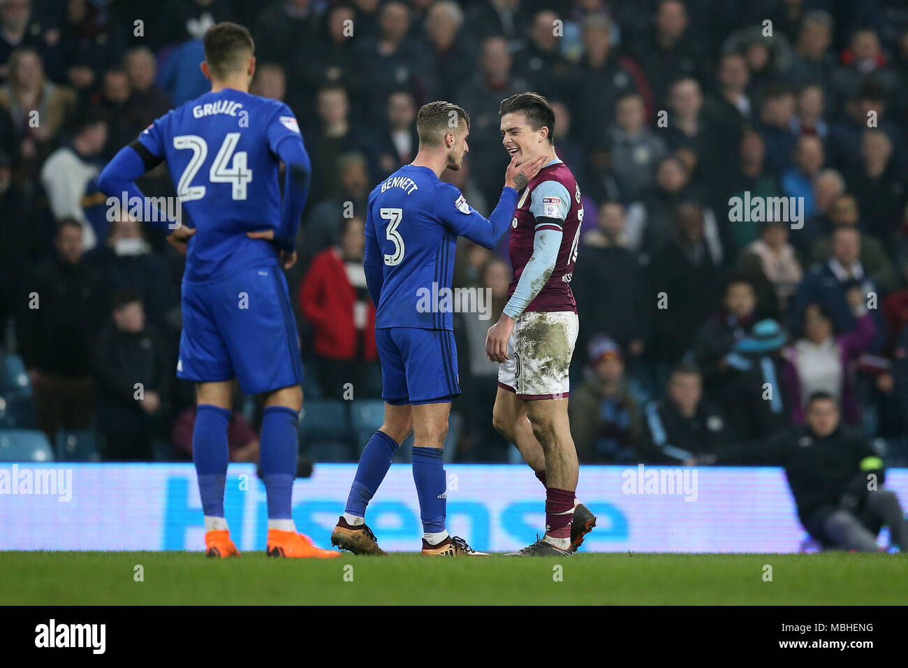 Birmingham, Midlands, UK. 10. April 2018. Jack Grealish von Aston Villa erhält ein Schlag von Joe Bennett von Cardiff City. EFL Skybet Championship match, Aston Villa v Cardiff City in der Villa Park in Birmingham am Dienstag, 10. April 2018. Dieses Bild dürfen nur für redaktionelle Zwecke verwendet werden. Nur die redaktionelle Nutzung, eine Lizenz für die gewerbliche Nutzung erforderlich. Keine Verwendung in Wetten, Spiele oder einer einzelnen Verein/Liga/player Publikationen. pic von Andrew Obstgarten/Andrew Orchard sport Fotografie/Alamy leben Nachrichten Stockfoto