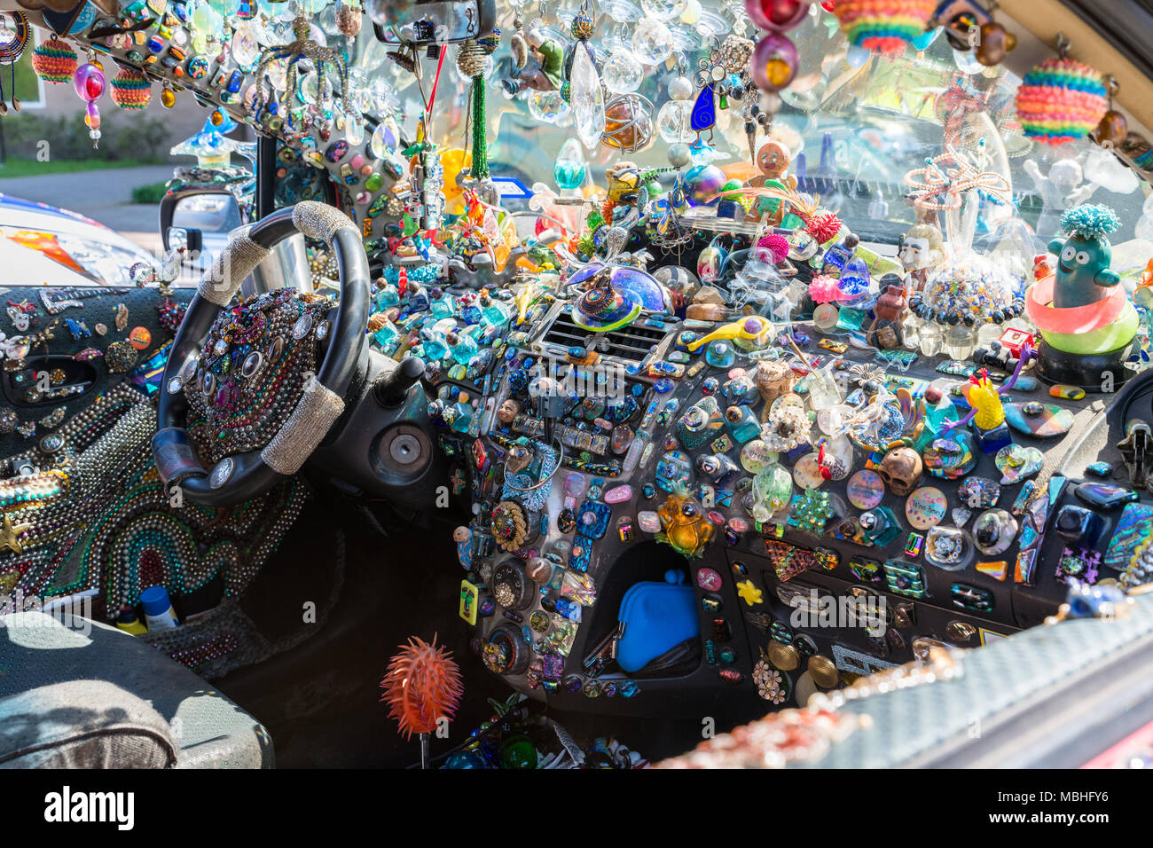 Houston, Texas, USA. 10 Apr, 2018. Art Car auf Anzeige in einer Vorschau des 31. jährlichen Houston Art Car Parade. Houston Art Car Parade fördert Visionäre zeitgenössische Kunst und verfügt über ein landesweites Phänomen Kredit geworden: michelmond/Alamy leben Nachrichten Stockfoto