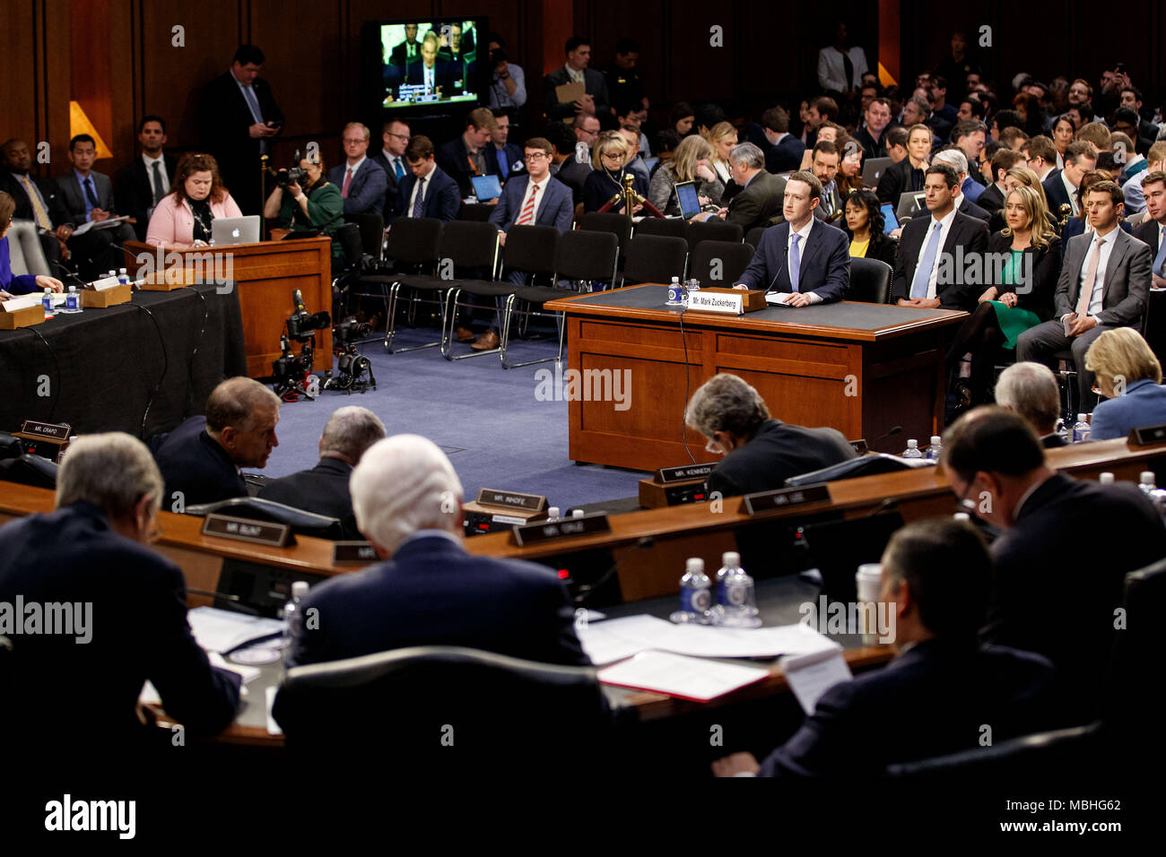 Washington, USA. 10 Apr, 2018. Facebook CEO Mark Zuckerberg bezeugt an eine gemeinsame Anhörung des Senats und Handel Ausschüsse auf dem Capitol Hill in Washington, DC, USA, am 10. April 2018. Facebook CEO Mark Zuckerberg erklärte Kongress in schriftliche Zeugnis am Montag, dass er verantwortlich ist für "nicht verhindern, dass die Social Media Plattform für Schaden, der verwendet wird, einschließlich gefälschte Nachrichten, ausländische Einmischung in die Wahlen und Hassreden. Credit: Ting Shen/Xinhua/Alamy leben Nachrichten Stockfoto