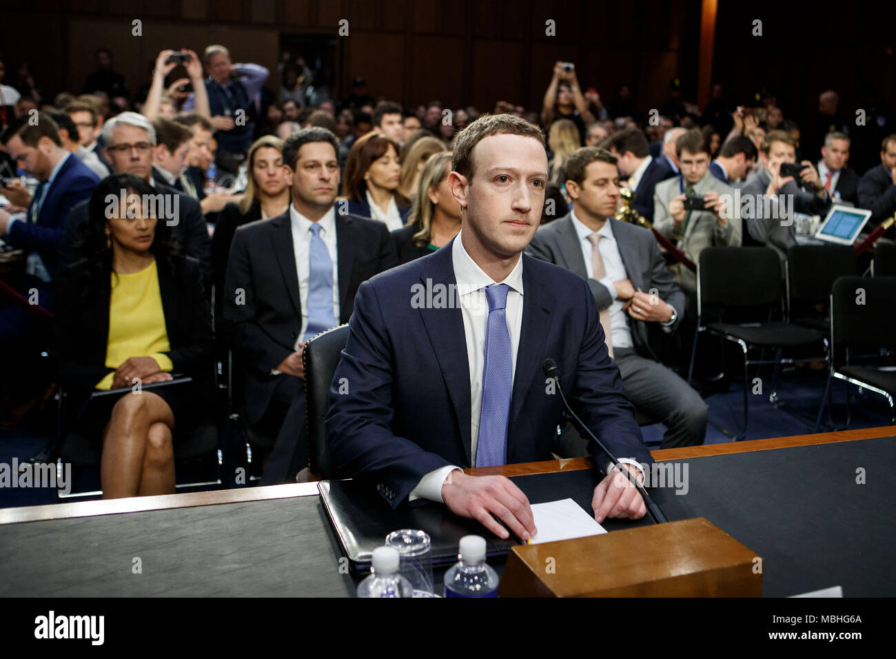 Washington, USA. 10 Apr, 2018. Facebook CEO Mark Zuckerberg (C) bezeugt an eine gemeinsame Anhörung des Senats und Handel Ausschüsse auf dem Capitol Hill in Washington, DC, USA, am 10. April 2018. Facebook CEO Mark Zuckerberg erklärte Kongress in schriftliche Zeugnis am Montag, dass er verantwortlich ist für "nicht verhindern, dass die Social Media Plattform für Schaden, der verwendet wird, einschließlich gefälschte Nachrichten, ausländische Einmischung in die Wahlen und Hassreden. Credit: Ting Shen/Xinhua/Alamy leben Nachrichten Stockfoto