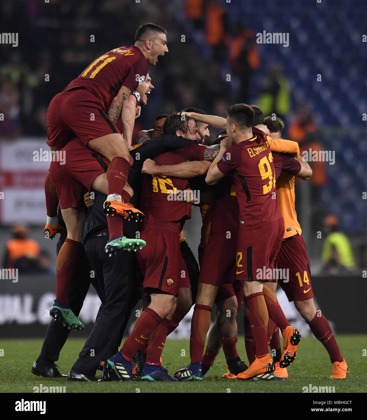 Rom, Italien. 10 Apr, 2018. Roma's Spieler feiern nach dem Gewinn der UEFA Champions League Viertelfinale Rückspiel Fußball Match zwischen Roma und Barcelona in Rom, Italien, 10. April 2018. Roma gewann 3-0. Credit: Alberto Lingria/Xinhua/Alamy leben Nachrichten Stockfoto