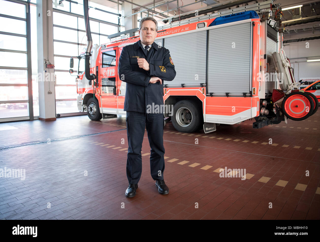 06 April 2018, Deutschland, Frankfurt am Main: Karl-Heinz Frank, neuer  Leiter der Feuerwehr in Frankfurt am Main, steht vor einem Löschfahrzeug in  der fahrzeughalle der Feuerwehr und Rettung der Station 1. Frank