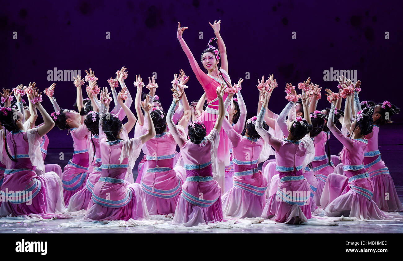 Nanning, Nanning, China. 11 Apr, 2018. Nanning, China - der Tanz Drama "Peach Blossom Land' in Nanning durchgeführt wird, im Südwesten Chinas Guangxi. Credit: SIPA Asien/ZUMA Draht/Alamy leben Nachrichten Stockfoto