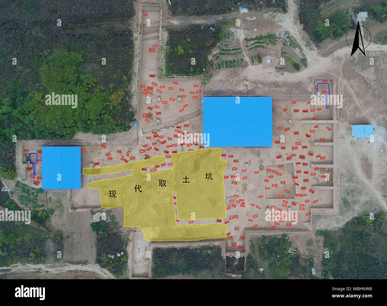 Peking, China. 11 Apr, 2018. Datei Foto zeigt eine Luftaufnahme des Friedhofs im Yangguan Dorf im Nordwesten der chinesischen Provinz Shaanxi. Chinesische Archäologen haben die Top 10 archäologische Entdeckungen in China im Jahr 2017 ausgewählt, die von der China Archäologischen Gesellschaft veröffentlicht wurden und eine Zeitung, die von der Staatlichen Verwaltung des kulturellen Erbes am Dienstag gefördert. Quelle: Xinhua/Alamy leben Nachrichten Stockfoto