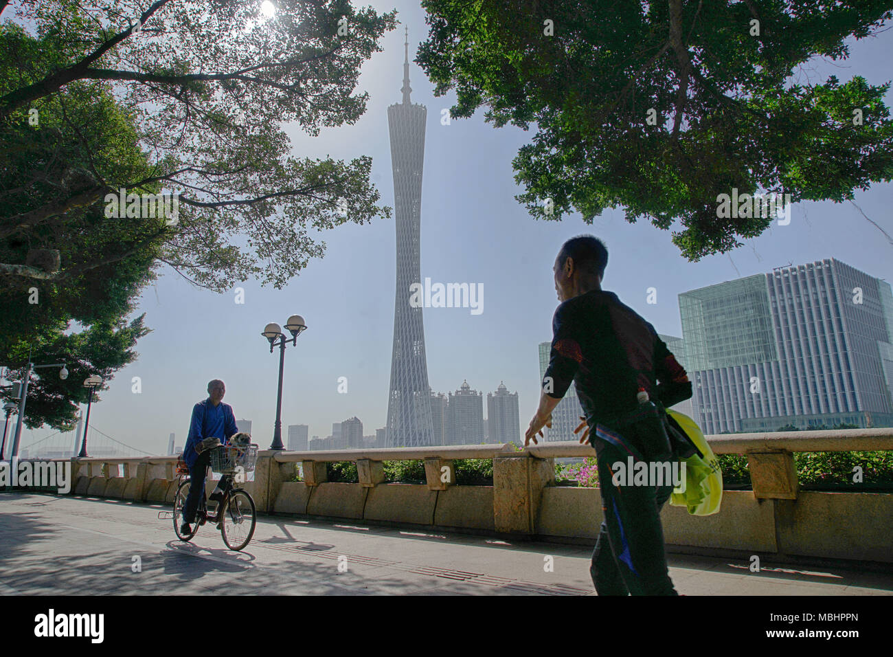 (180411) - Guangzhou, 11. April 2018 (Xinhua) -- Menschen zu Fuß auf den Weg in Ersha Island in Guangzhou, Provinz Guangdong im Süden Chinas, der Hauptstadt des am 8. April 2018. (Xinhua / Cai Yang) (xzy) Stockfoto
