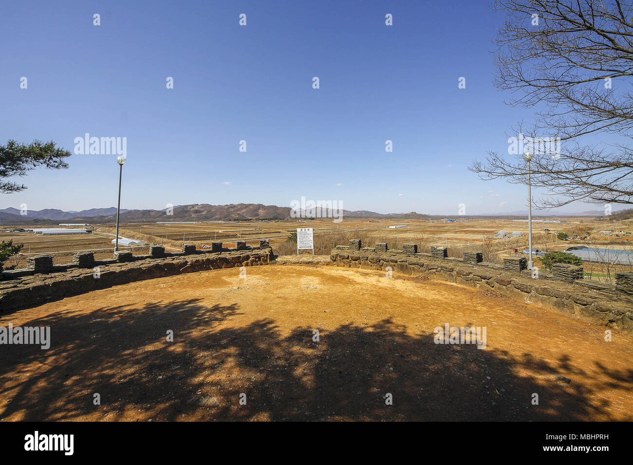 Cheorwon, GANGWON, Südkorea. 11 Apr, 2018. April 11, 2018 - Goyang, Korea - koreanische Krieg Schlacht auf dem weißen Pferd und der zivilen Kontrolle in Cheorwon, Südkorea. Der Schlacht auf dem weißen Pferd war ein weiterer in einer Reihe von blutigen Schlachten für dominante hilltop Positionen während des Koreakrieges. Baengma - goji war ein 395-Meter (1.296 ft) Hill in den Eisernen Dreieck, von Pyonggang an seiner Spitze und Gimhwa - eup und Cheorwon an seiner Basis gebildet, war eine strategische Transportroute in der zentralen Region der koreanischen Halbinsel. White Horse war der Kamm einer bewaldeten Hügel Masse, die in einer n Erweiterte Stockfoto