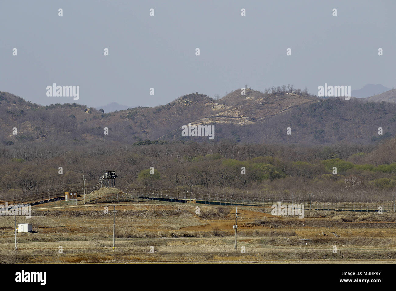 Cheorwon, GANGWON, Südkorea. 11 Apr, 2018. April 11, 2018 - Goyang, Korea - koreanische Krieg Schlacht auf dem weißen Pferd und der zivilen Kontrolle in Cheorwon, Südkorea. Der Schlacht auf dem weißen Pferd war ein weiterer in einer Reihe von blutigen Schlachten für dominante hilltop Positionen während des Koreakrieges. Baengma - goji war ein 395-Meter (1.296 ft) Hill in den Eisernen Dreieck, von Pyonggang an seiner Spitze und Gimhwa - eup und Cheorwon an seiner Basis gebildet, war eine strategische Transportroute in der zentralen Region der koreanischen Halbinsel. White Horse war der Kamm einer bewaldeten Hügel Masse, die in einer n Erweiterte Stockfoto