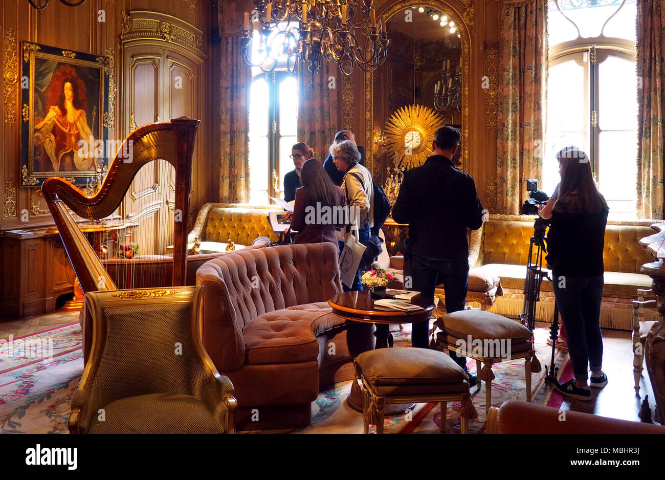 11 April 2018, Paris, Frankreich: Journalisten auf der 'Salon Proust' Möbel der Pariser Hotel Ritz am Artcurial Auktion Haus suchen. Die ursprüngliche Einrichtung ist im Moment versteigert. Fast 10.000 Stücke sind auf einen Zeitraum von 5 Tagen bis Mitte Monat verkauft werden. Foto: Christian Böhmer/dpa Stockfoto