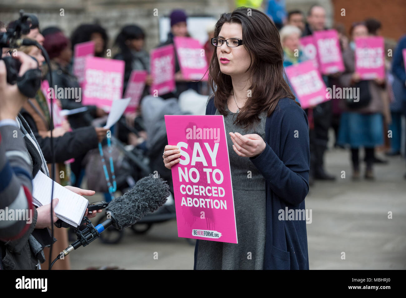 West Ealing, London, UK. 10. April 2018. Anti-abtreibungs-Unterstützer, darunter auch Mitglieder der Katholischen guten Rat Netzwerk halten eine Mahnwache außerhalb als Ealing Ealing Rathaus Rat Mitglieder des Kabinetts Abstimmung über erste in Großbritannien überhaupt Öffentlichen Raum Schutz Um (PSPO) sichere Zone außerhalb der Marie Stopes Gesundheit Klinik zu entscheiden. Credit: Guy Corbishley/Alamy leben Nachrichten Stockfoto