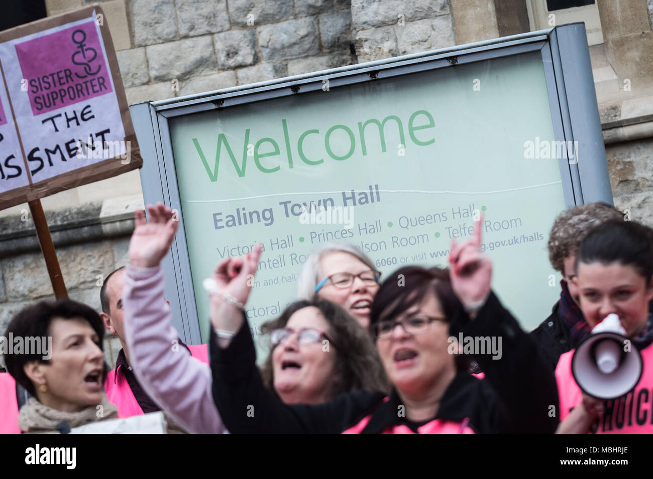 West Ealing, London, UK. 10. April 2018. Schwester Unterstützer Pro-Choice Mitglieder außerhalb Ealing Rathaus am Tag Ealing Rat Mitglieder des Kabinetts stimmten auf den ersten britischen überhaupt Öffentlichen Raum Schutz Um (PSPO) sichere Zone außerhalb der Marie Stopes Gesundheit Klinik zu entscheiden. Credit: Guy Corbishley/Alamy leben Nachrichten Stockfoto