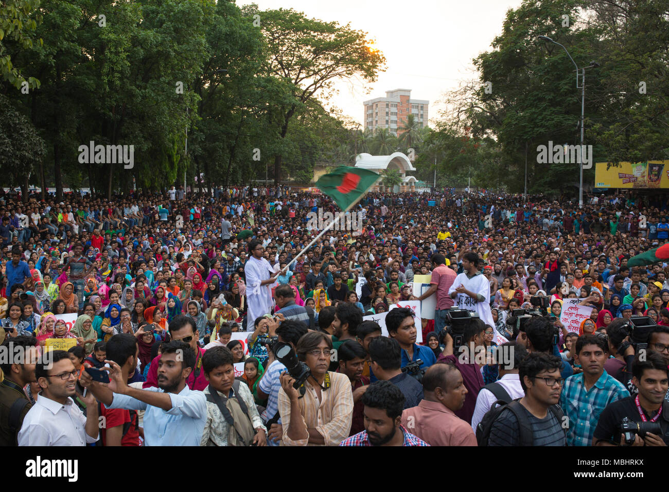 DHAKA, BANGLADESCH - 11. April: Bengalische Studenten für einen Protest gegen die Quoten für bestimmte Gruppen von Menschen in der Regierung Arbeitsplätze in Dhaka, Bangladesch, das am 11. April 2018 sammeln. Zehntausende Studenten demonstrierten in den Städten in Bangladesch am 11. April in einem der größten Proteste von Premierministerin Sheikh Hasina in ihren zehn Jahren an der Macht konfrontiert. Studenten gegen eine umstrittene Richtlinie, legt Regierung Jobs für spezielle Gruppen Massenprotesten selten in einem solchen Umfang in Bangladesch gesehen haben zu kämpfen. Credit: zakir Hossain chowdhury Zakir/Alamy leben Nachrichten Stockfoto