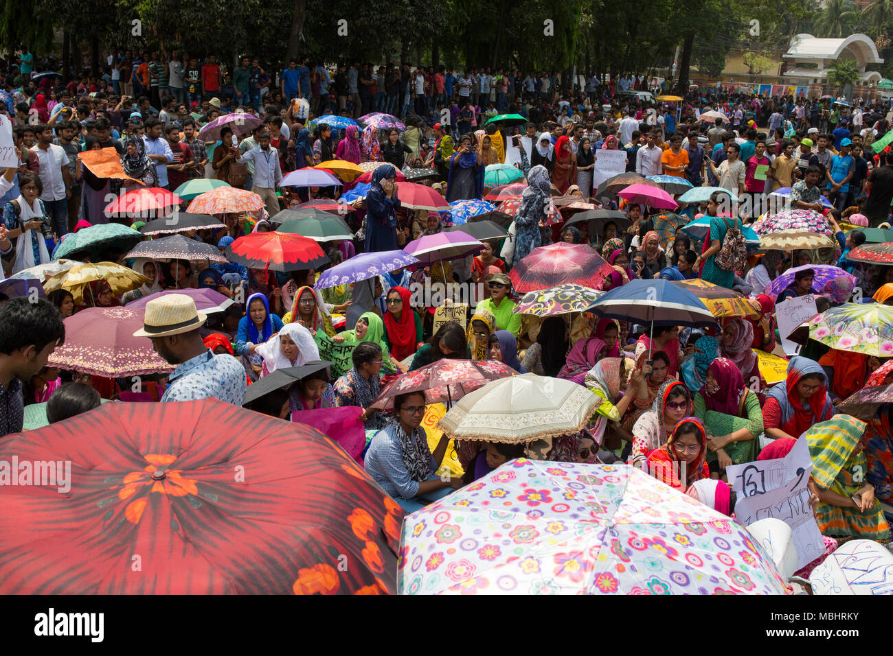 DHAKA, BANGLADESCH - 11. April: Bengalische Studenten für einen Protest gegen die Quoten für bestimmte Gruppen von Menschen in der Regierung Arbeitsplätze in Dhaka, Bangladesch, das am 11. April 2018 sammeln. Zehntausende Studenten demonstrierten in den Städten in Bangladesch am 11. April in einem der größten Proteste von Premierministerin Sheikh Hasina in ihren zehn Jahren an der Macht konfrontiert. Studenten gegen eine umstrittene Richtlinie, legt Regierung Jobs für spezielle Gruppen Massenprotesten selten in einem solchen Umfang in Bangladesch gesehen haben zu kämpfen. Credit: zakir Hossain chowdhury Zakir/Alamy leben Nachrichten Stockfoto