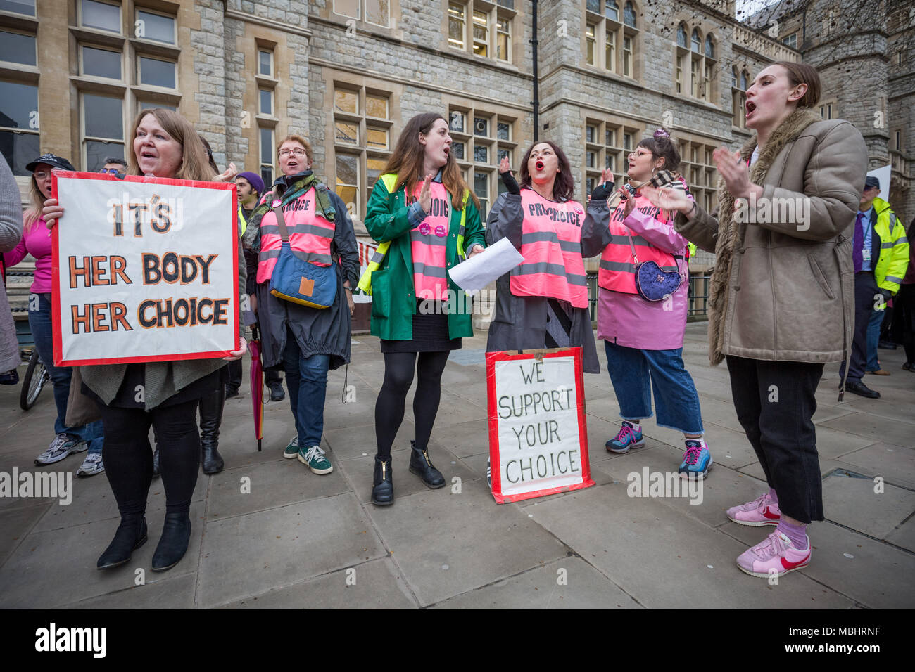 West Ealing, London, UK. 10. April 2018. Schwester Unterstützer Pro-Choice Demonstranten vor Ealing Rathaus am Tag Ealing Rat Mitglieder des Kabinetts stimmten auf den ersten britischen überhaupt Öffentlichen Raum Schutz Um (PSPO) sichere Zone außerhalb der Marie Stopes Gesundheit Klinik zu entscheiden. Credit: Guy Corbishley/Alamy leben Nachrichten Stockfoto