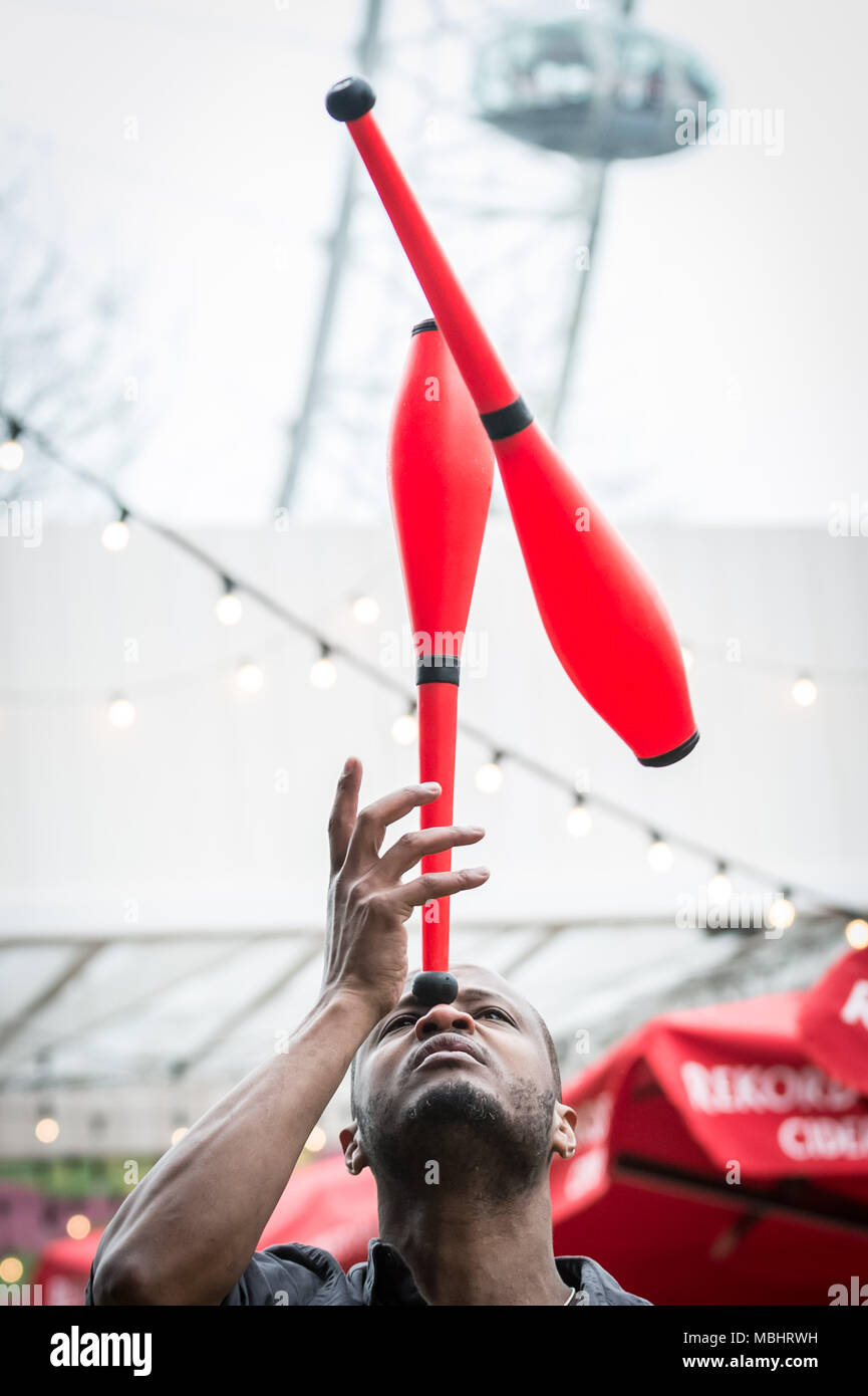 London, Großbritannien. 10. April 2018. Start leistung des Zirkus Abessinien: Äthiopische Traum. Die Schlagzeile Akt der Underbelly Festival Southbank zu 250 Jahre Circus und 10 Jahre Underbelly auf der Southbank feiern. Credit: Guy Corbishley/Alamy leben Nachrichten Stockfoto