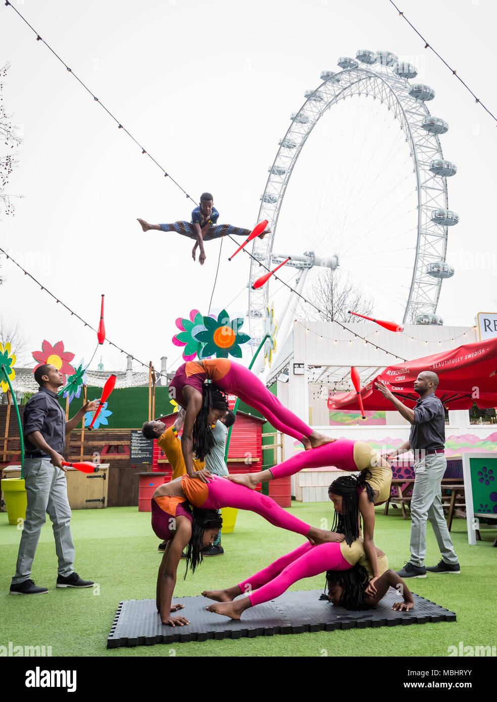 London, Großbritannien. 10. April 2018. Start leistung des Zirkus Abessinien: Äthiopische Traum. Die Schlagzeile Akt der Underbelly Festival Southbank zu 250 Jahre Circus und 10 Jahre Underbelly auf der Southbank feiern. Credit: Guy Corbishley/Alamy leben Nachrichten Stockfoto