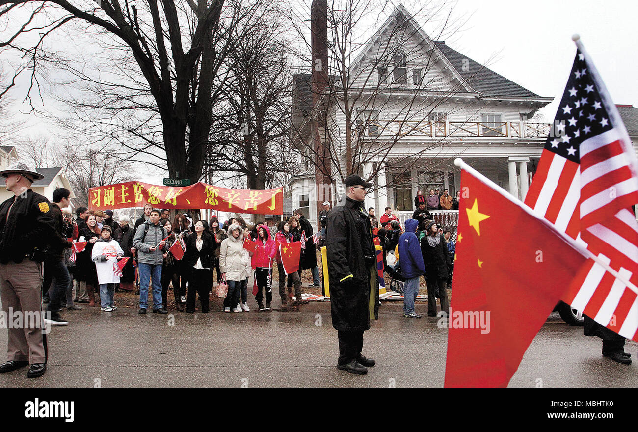 Muscatine, Iowa, USA. 15 Feb, 2012. Eine Gruppe von Unterstützern tragen Chinesische und Amerikanische Flaggen bei einem Besuch des chinesischen Vizepräsidenten Xi Jinping in Muscatine, Iowa Mittwoch, 15. Februar 2012. Credit: Viererkabel-Stadt setzt Zeit Datei/Viererkabel - Zeiten/ZUMA Draht/Alamy leben Nachrichten Stockfoto